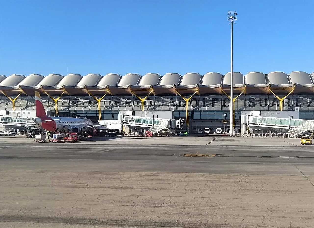 Fassade von Terminal 4 von der Luftseite aus