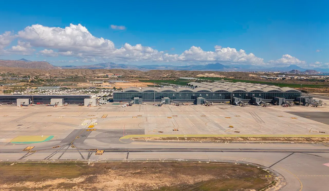 Terminal i płyta postojowa z górami w tle
