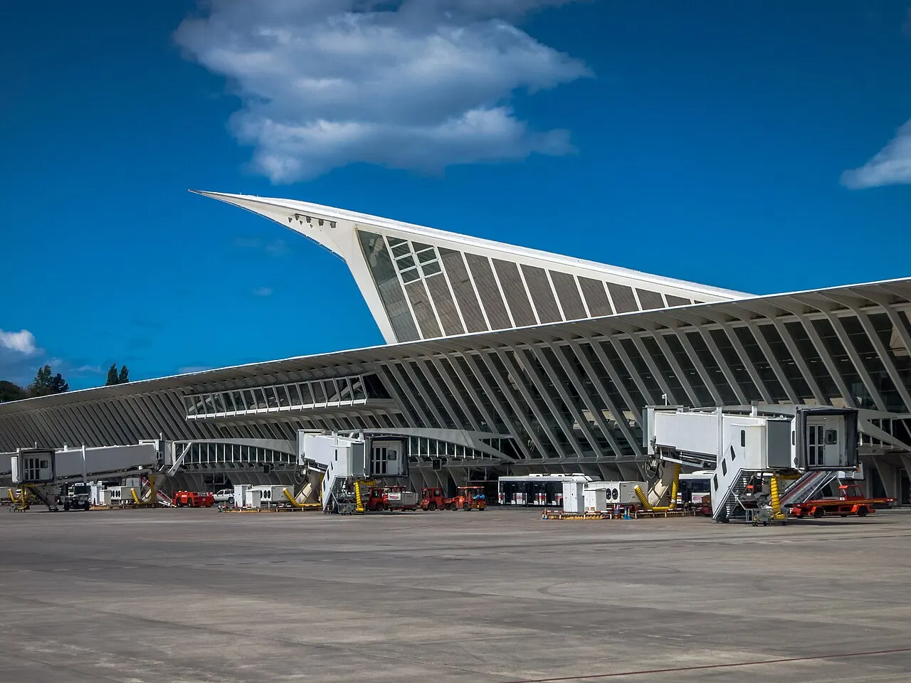 La terminal de Santiago Calatrava vista desde la plataforma