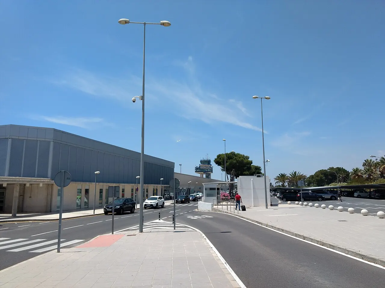 La terminal y la torre de control desde el vial de acceso