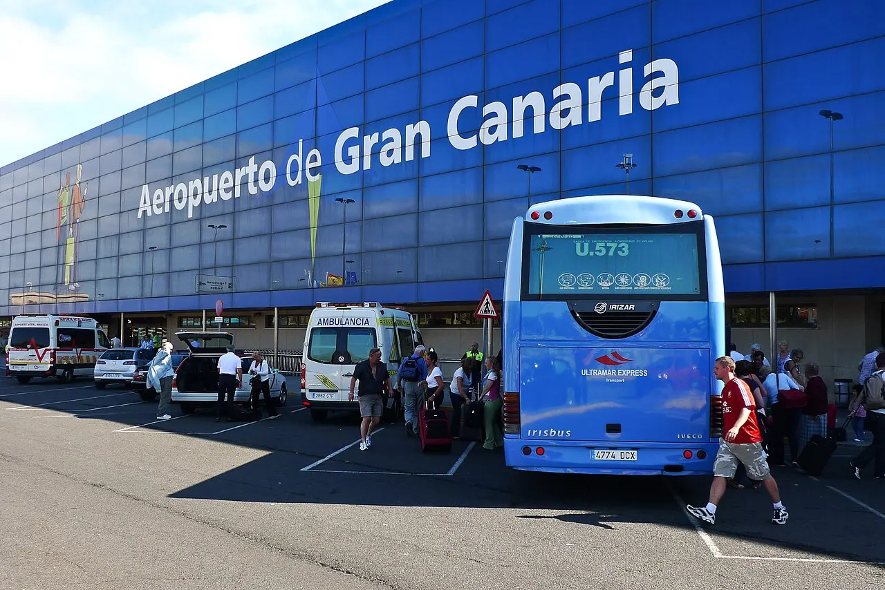 Fachada de la terminal con autobuses en la zona de salidas