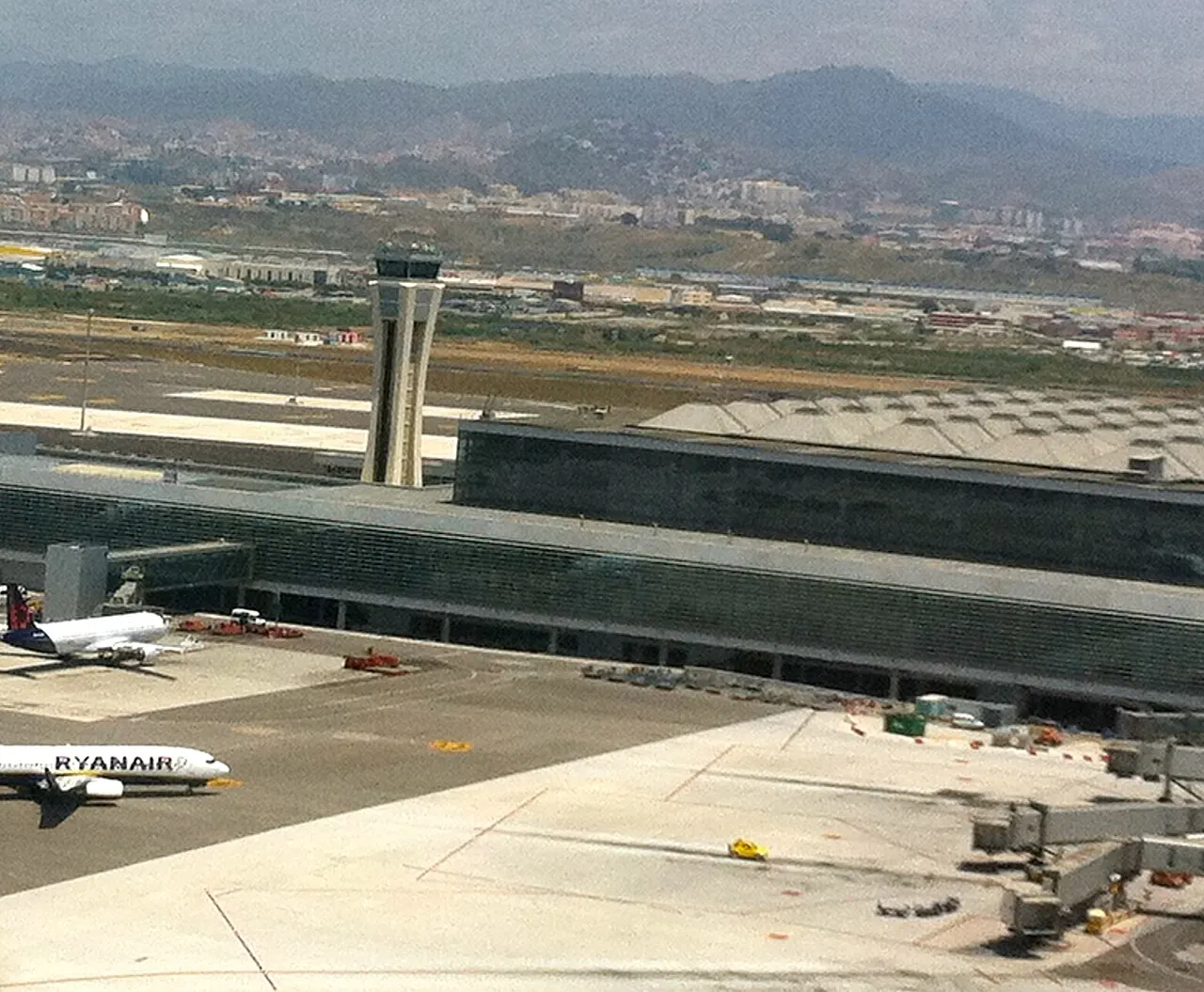 La terminal y la torre de control, con Málaga y los montes al fondo