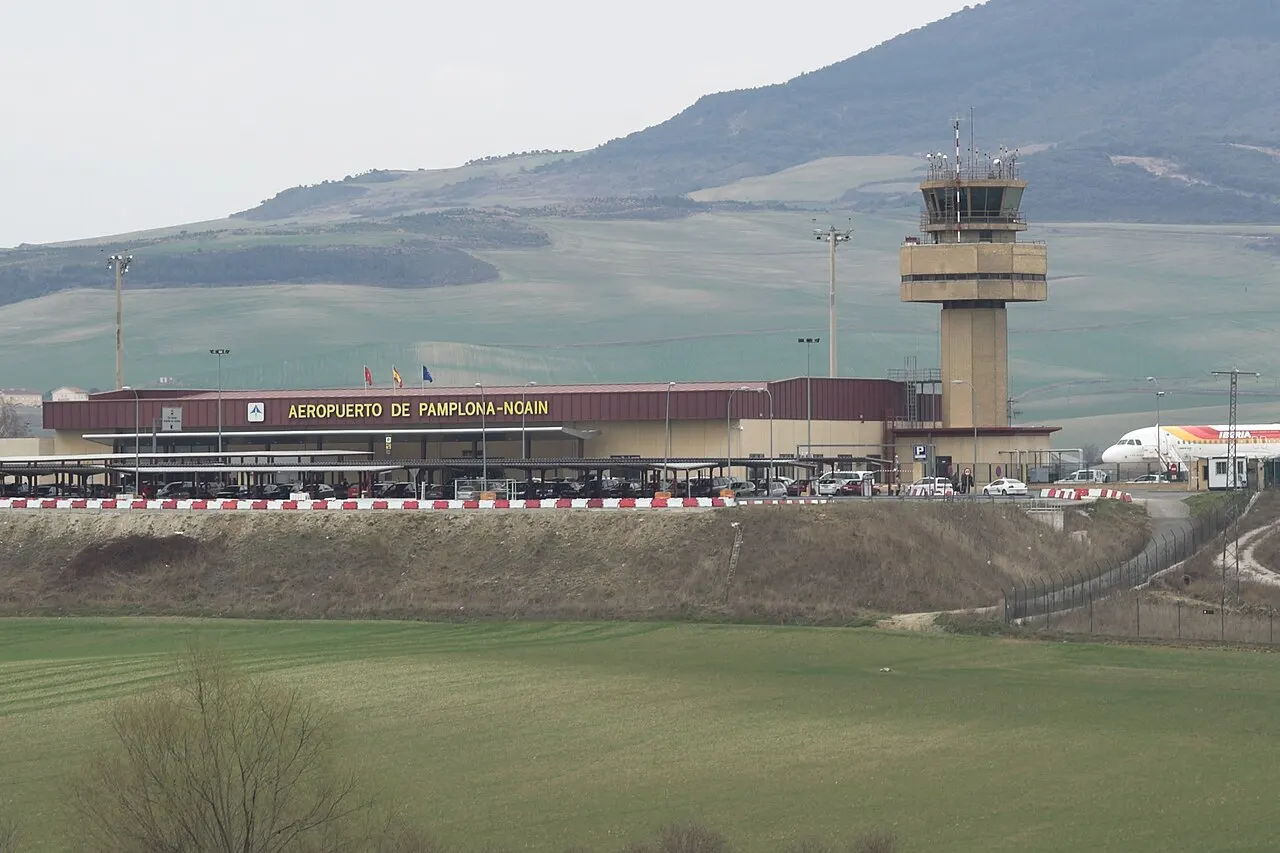 La terminal y la torre de control, con las sierras navarras al fondo