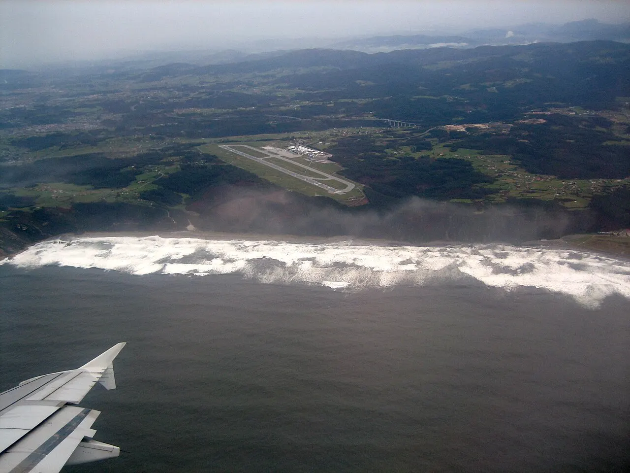 Vista aérea del aeropuerto junto a la costa cantábrica