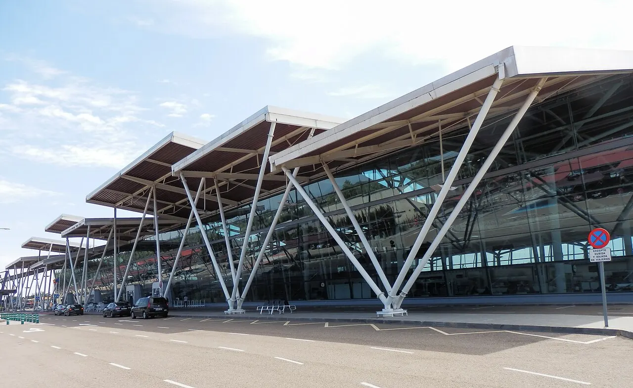 Fachada de la terminal de pasajeros