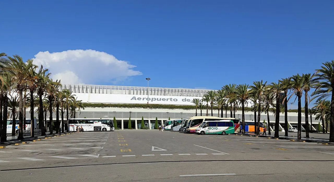 Fachada de la terminal con palmeras en primer plano