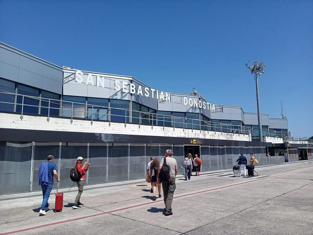 Pasajeros caminando por la plataforma hacia la terminal