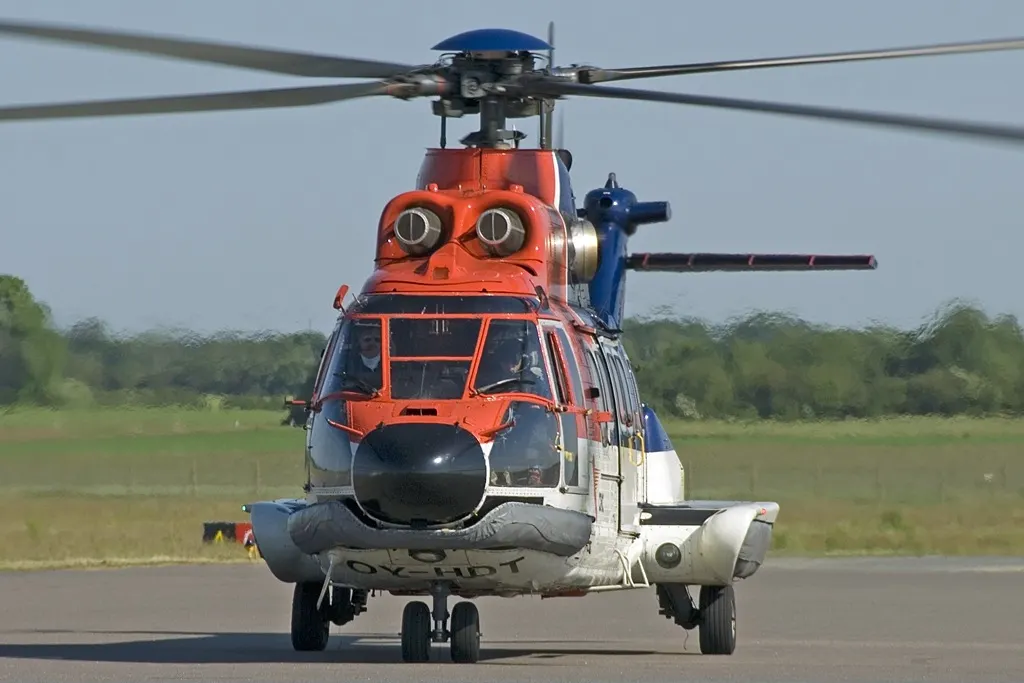 Un hélicoptère Super Puma sur le tarmac, du type qui dessert les installations de la mer du Nord