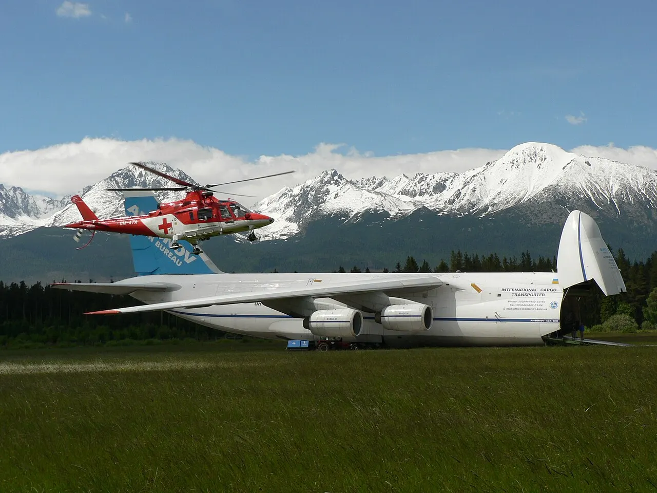 Das Vorfeld des Flughafens, dahinter die Tatra