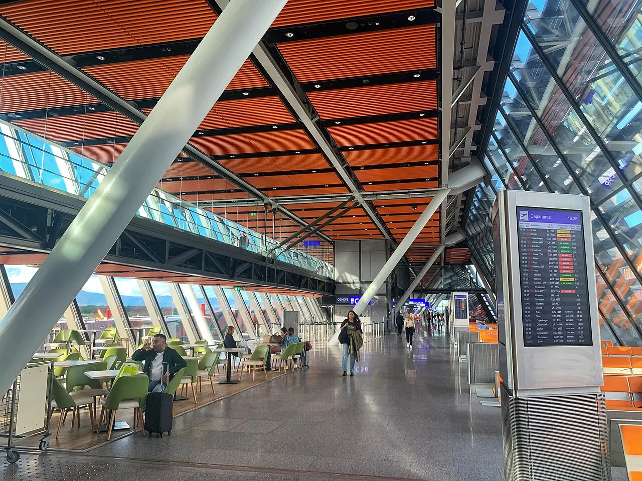 L'interno dell'ala est del terminal, con vetrate e tabelloni delle partenze