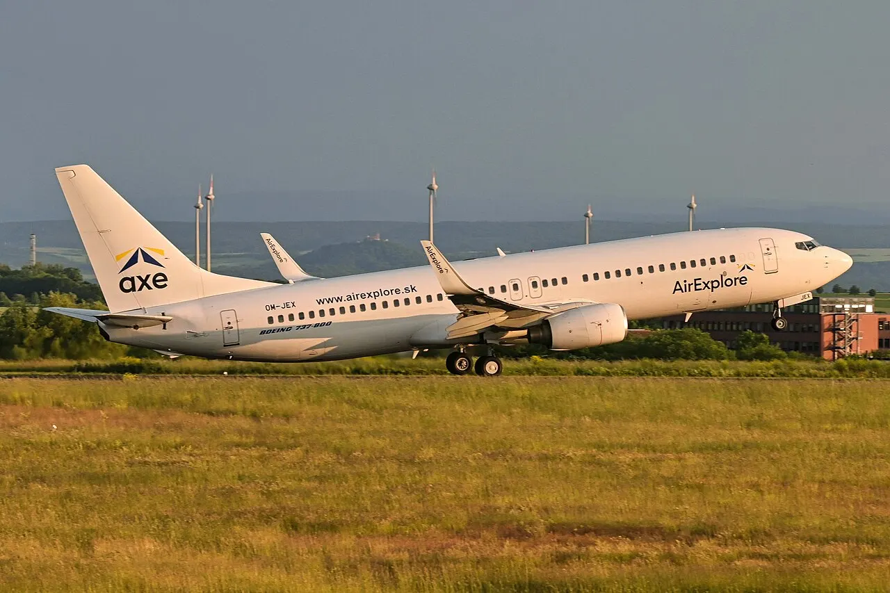 Un Boeing 737 despega al atardecer