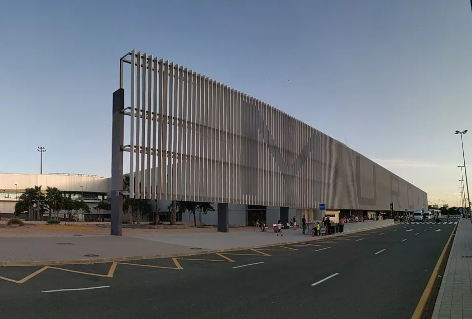 Fachada de la terminal desde el vial de acceso