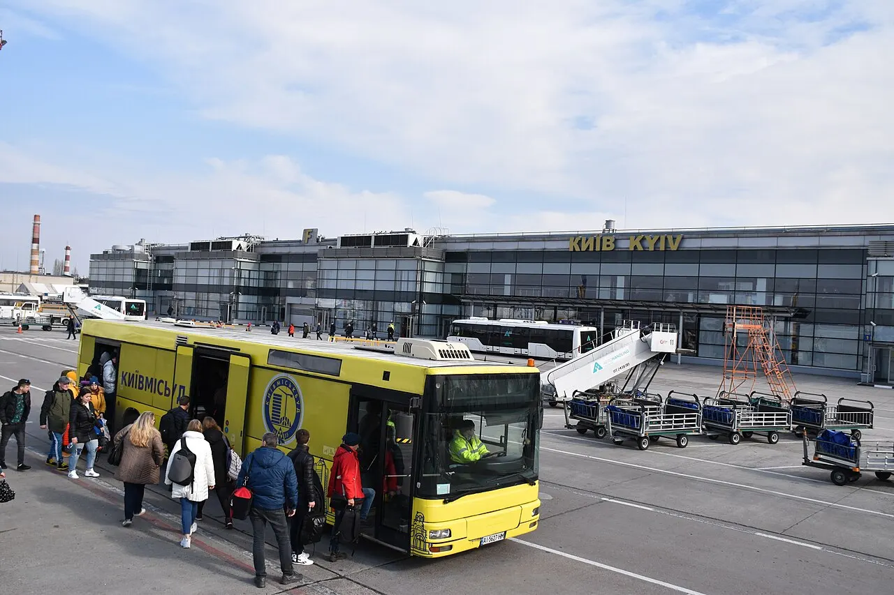 Un bus de l'aéroport devant le terminal F