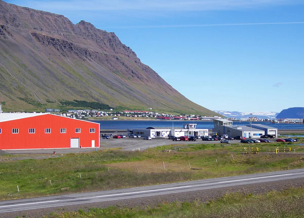 El aeropuerto junto al fiordo, rodeado de montañas