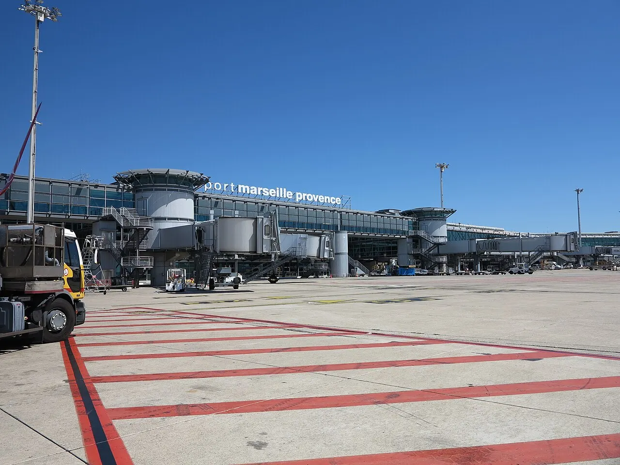 Terminal 1 i rękawy widziane z płyty postojowej