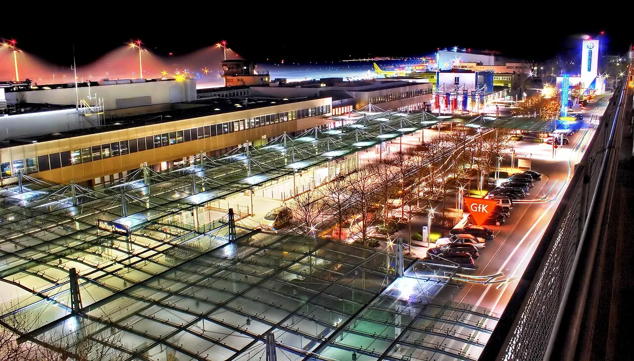 O terminal e a placa à noite