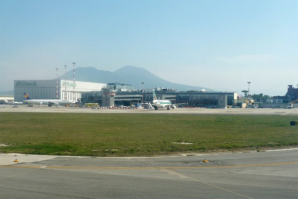 Il piazzale dell'aeroporto, con il Vesuvio sullo sfondo