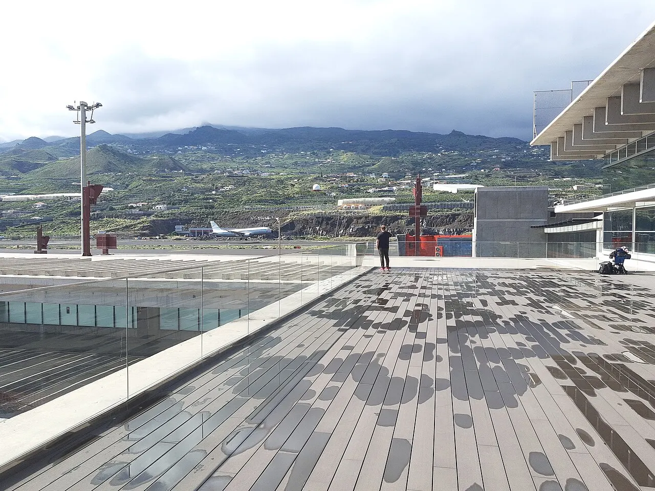 Aussichtsterrasse des Terminals mit Blick auf das Vorfeld