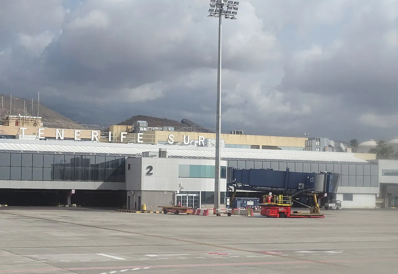 El edificio terminal visto desde la plataforma