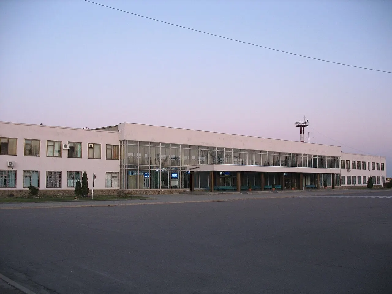 L'edificio del terminal al crepuscolo