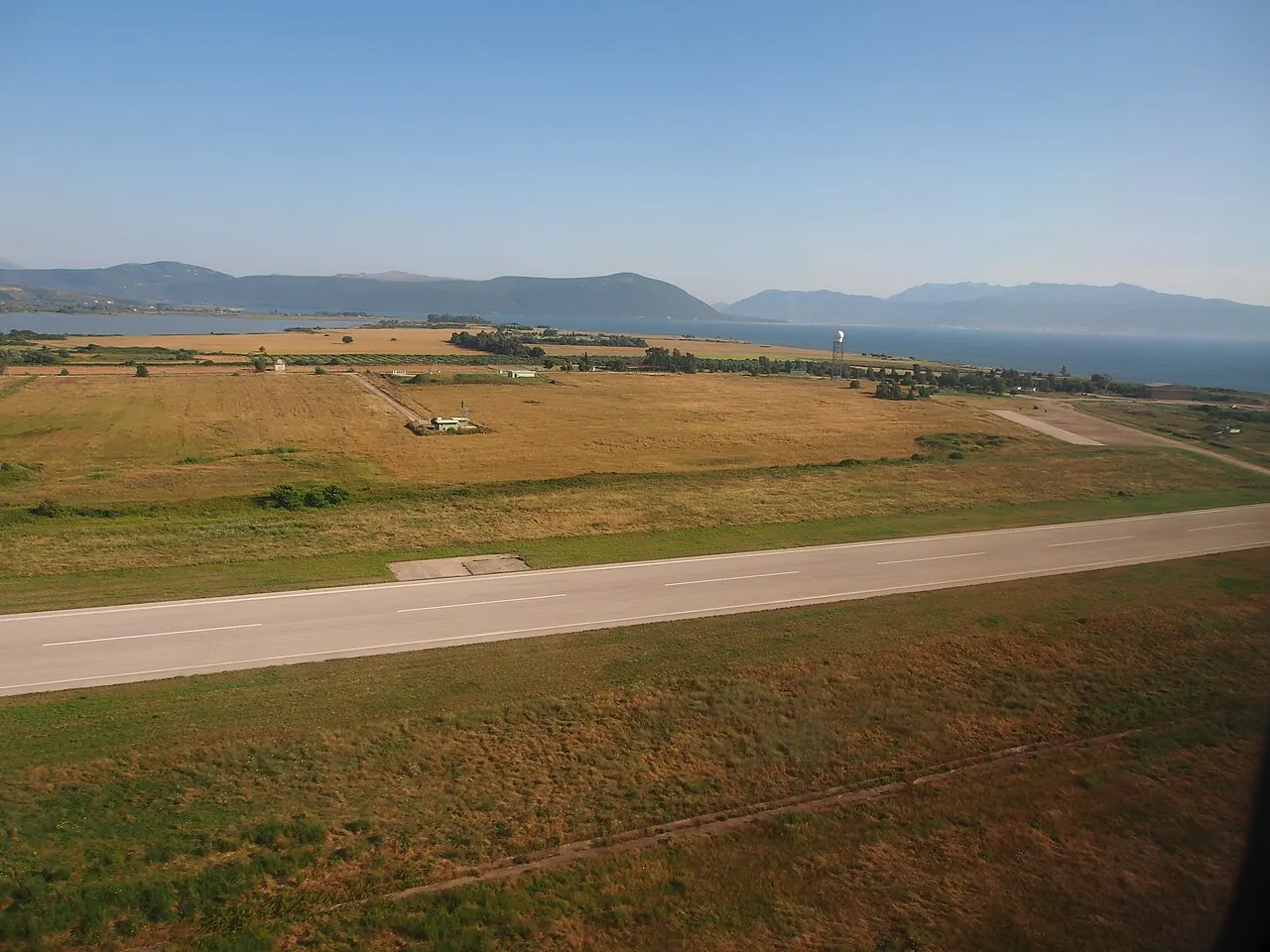 L'aéroport et la côte juste après le décollage