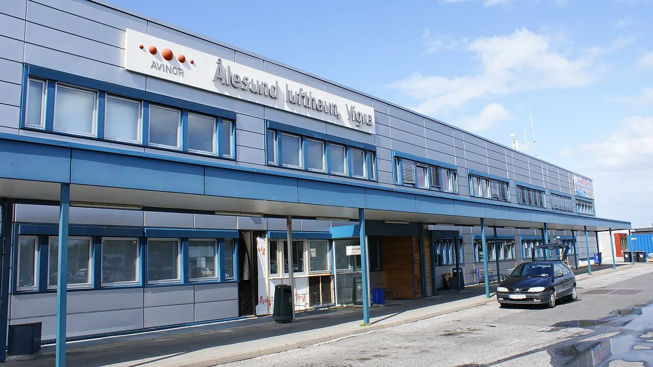 L'esterno del terminal dell'aeroporto di Ålesund