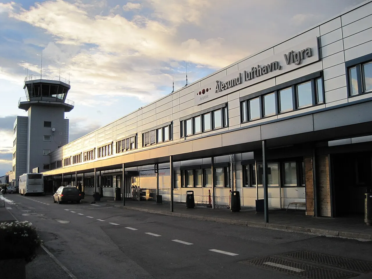 L'esterno del terminal dell'aeroporto di Ålesund