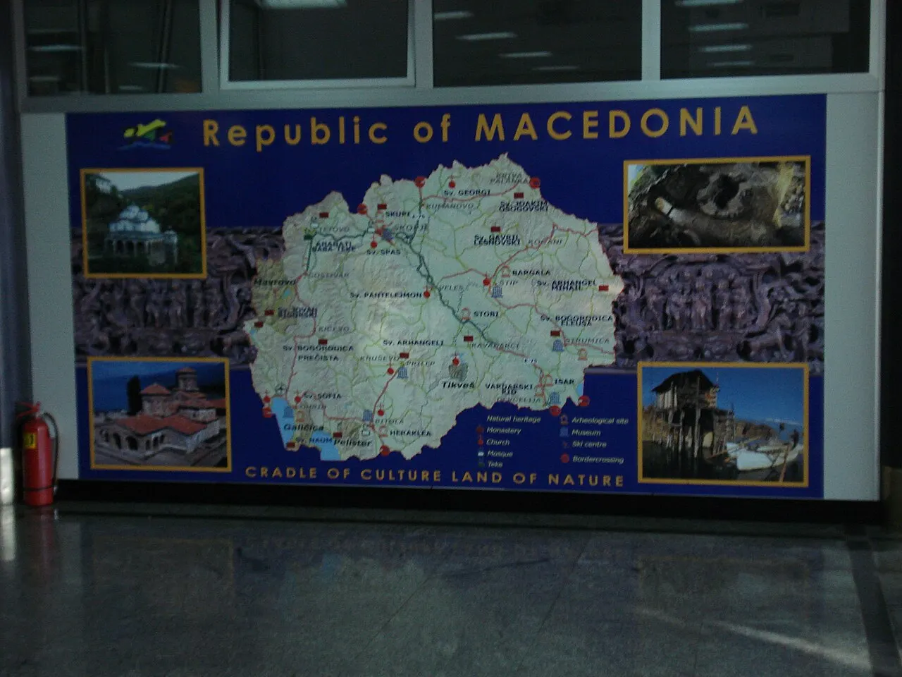 Un mapa de Macedonia del Norte en el vestíbulo de la terminal