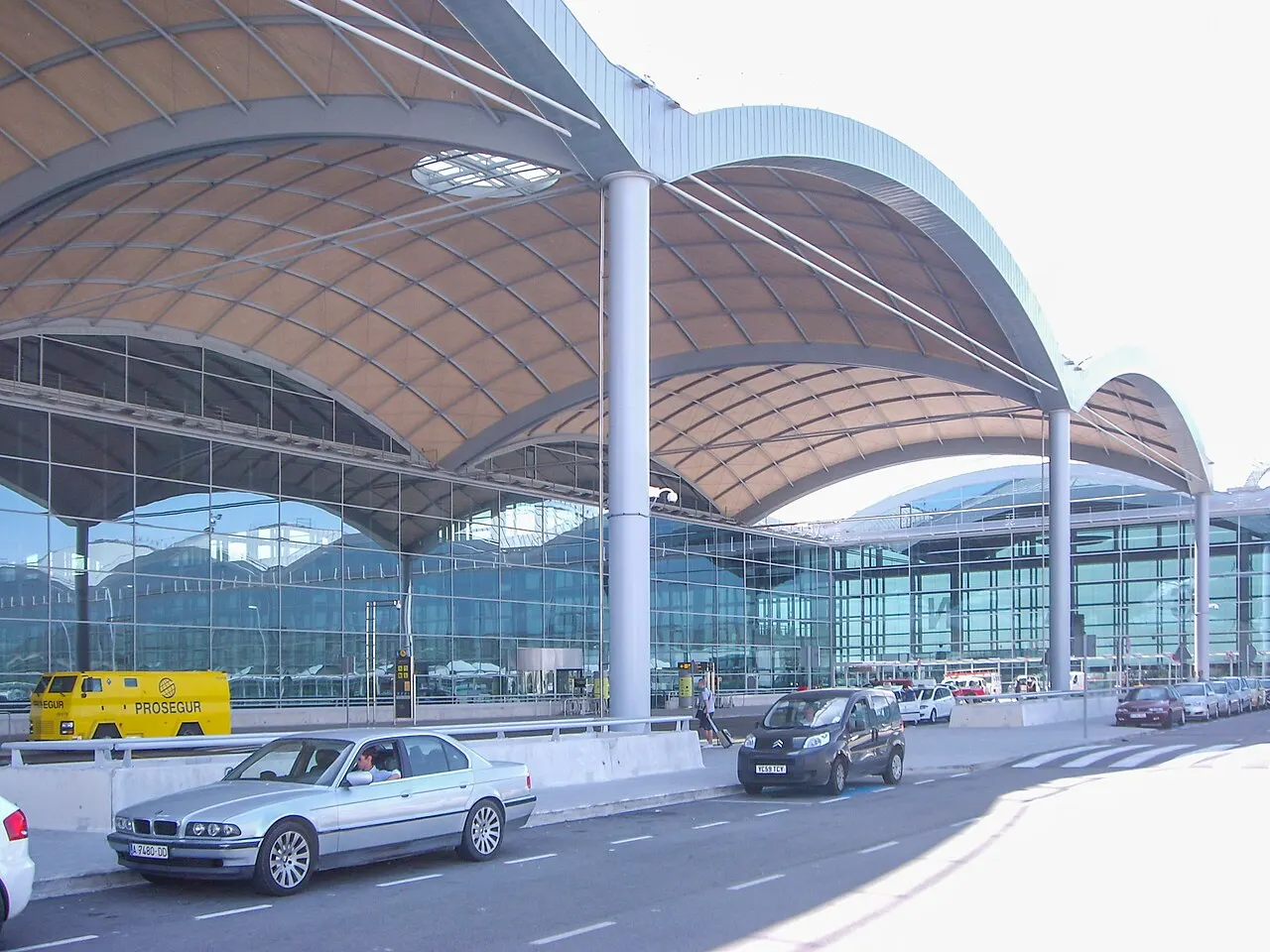 Entrada a la terminal, con su cubierta ondulada