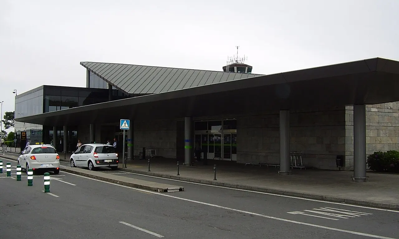 Fachada de la terminal de Alvedro