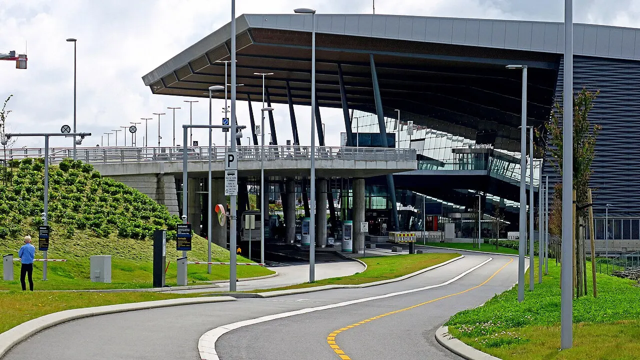 Terminal lotniska Bergen z zewnątrz