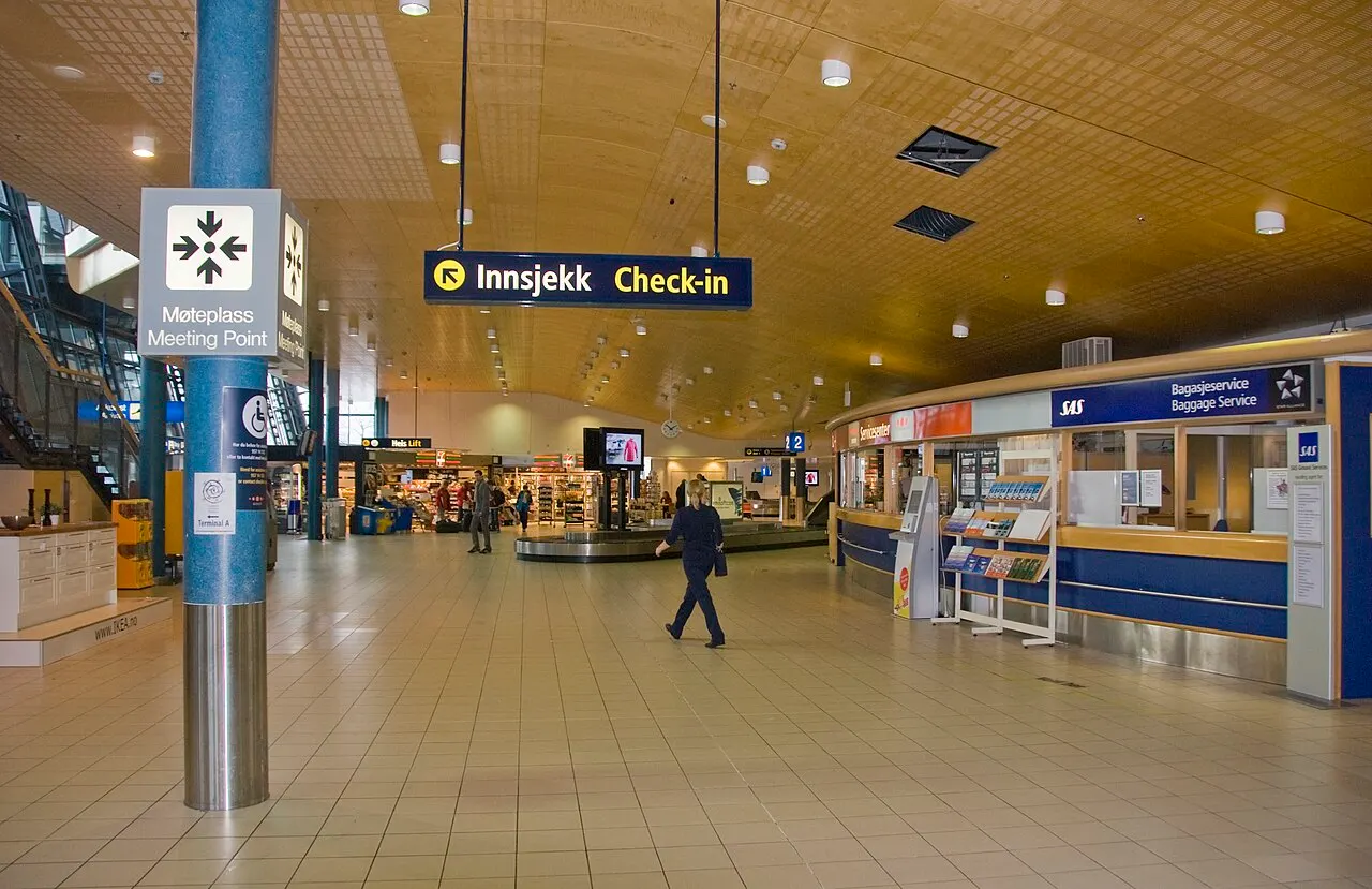 L'interno del terminal dell'aeroporto di Trondheim
