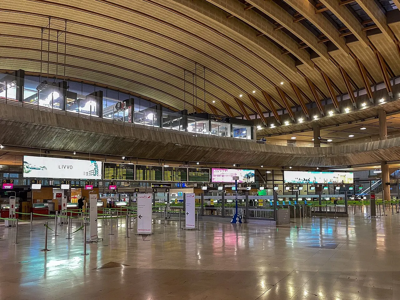 Vestíbulo de facturación bajo la cubierta de madera de la terminal