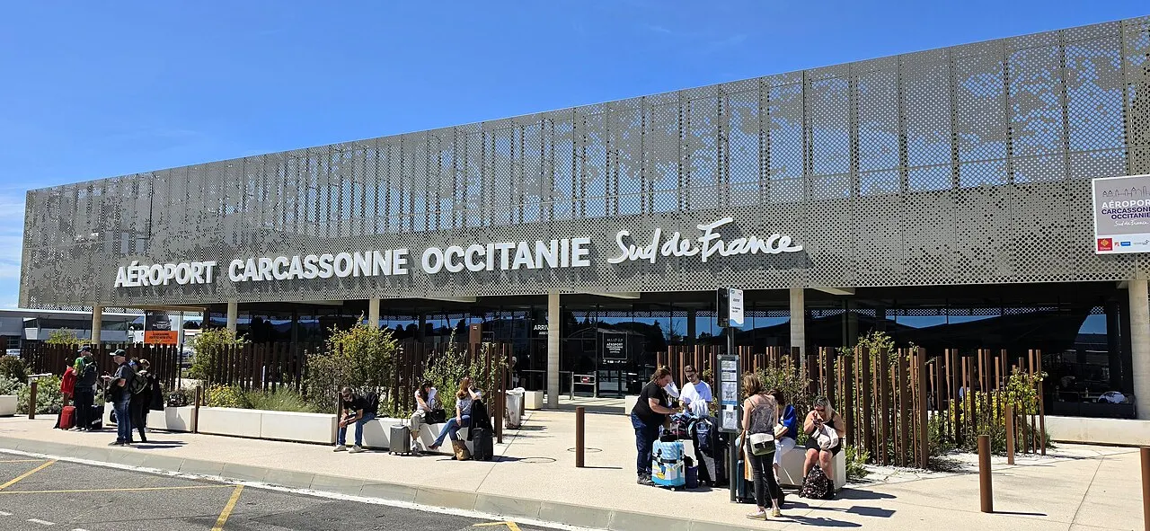 Passagiere vor dem Eingang des Terminals