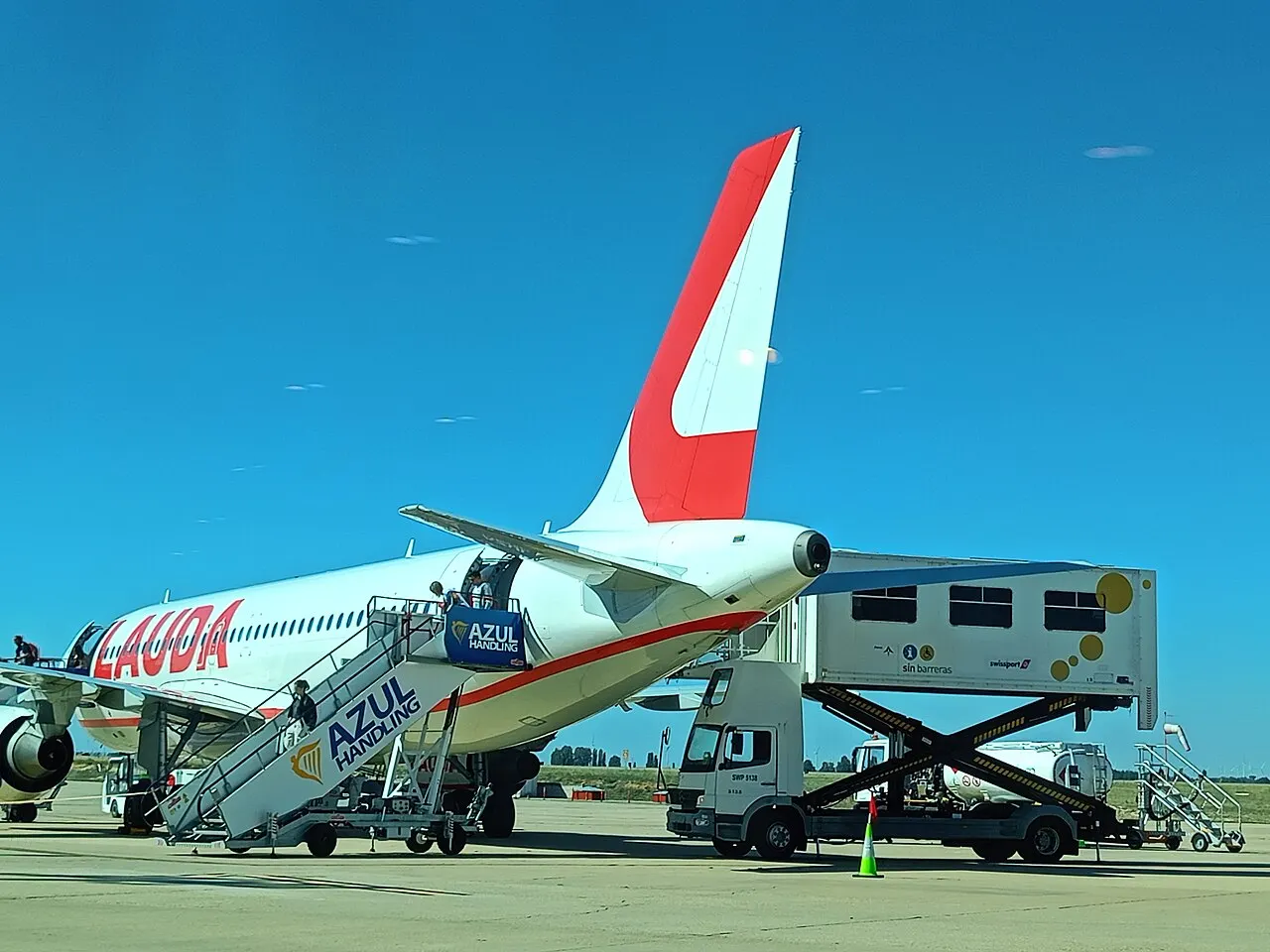 Flugzeug auf dem Vorfeld mit Fluggasttreppe
