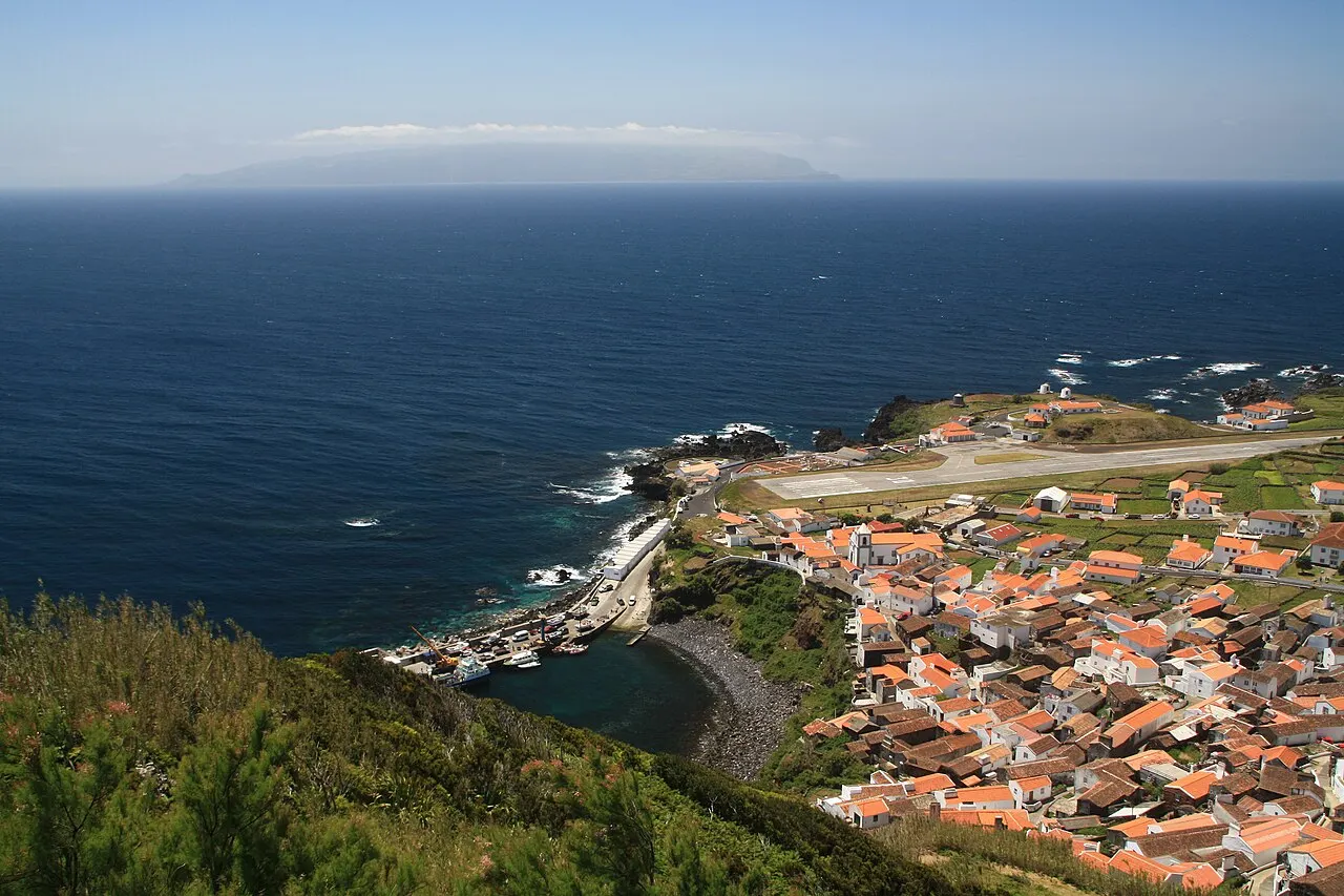 Vila do Corvo y el aeródromo vistos desde lo alto, con la isla de Flores en el horizonte