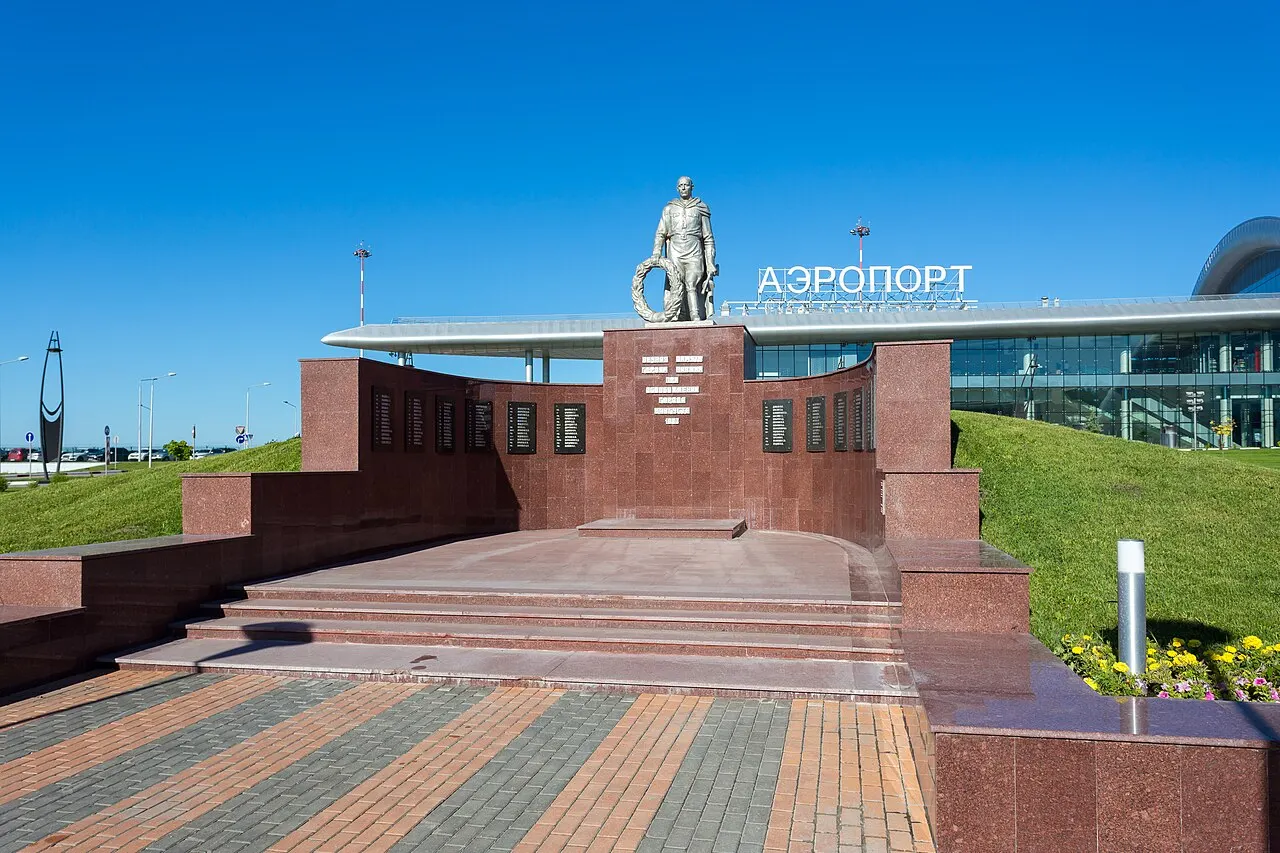 Un monument devant le terminal