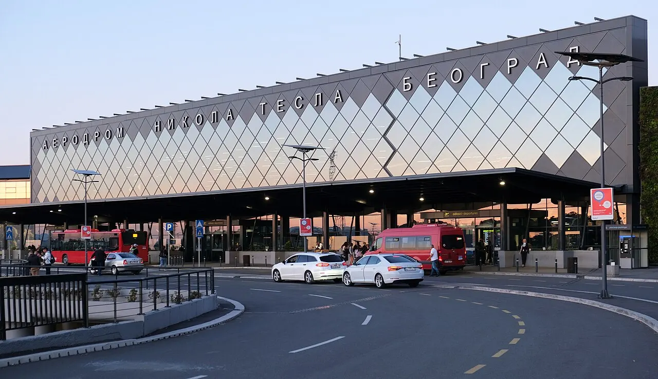 Das Terminal des Flughafens mit seiner Rautenfassade