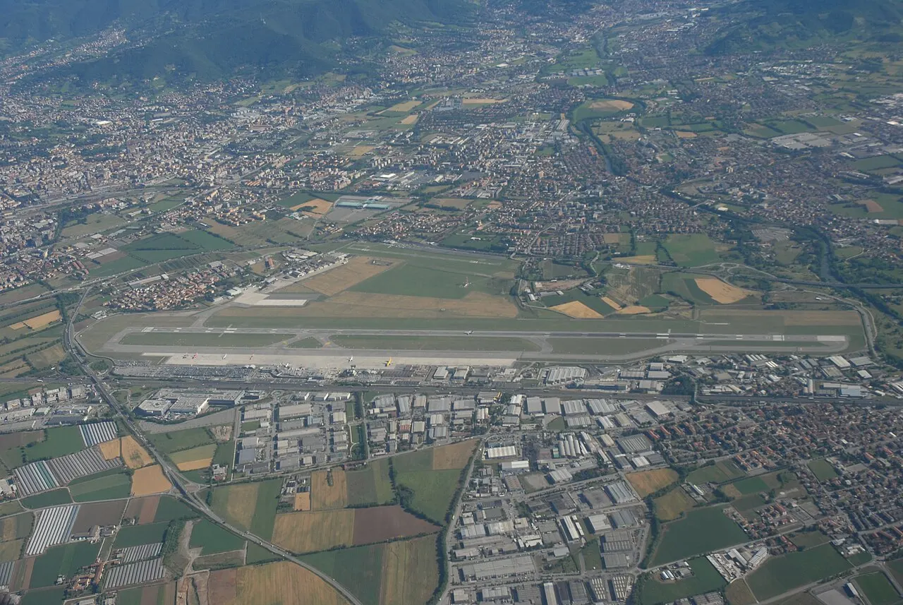 De luchthaven vanuit de lucht