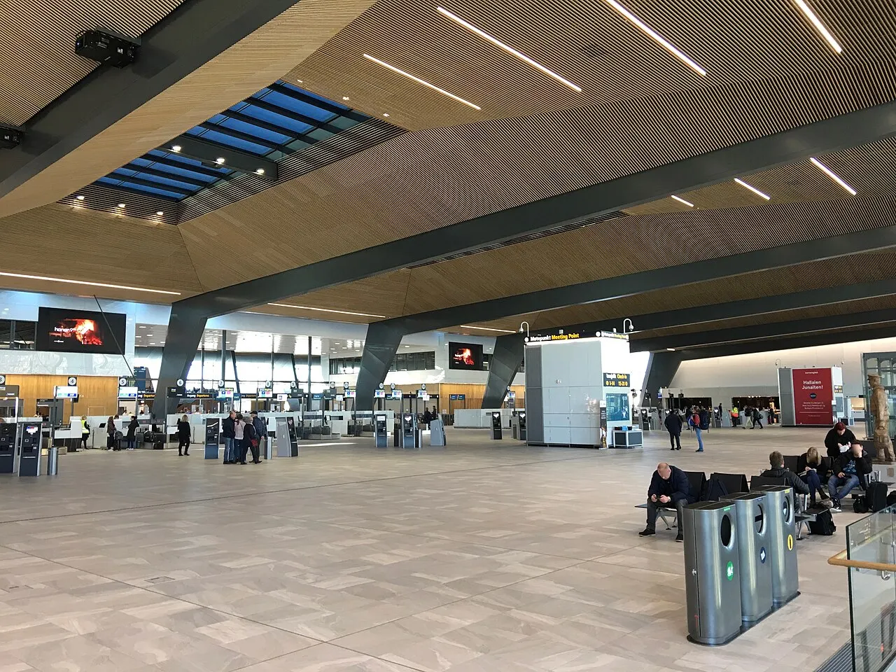 Wnętrze terminalu lotniska Bergen