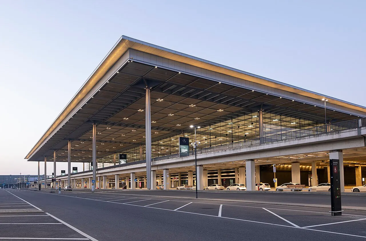 Fassade von Terminal 1 in der Abenddämmerung