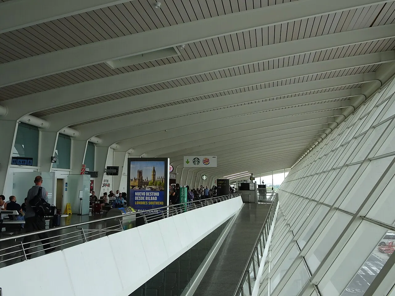 Verglaster Gang im Obergeschoss des Terminals