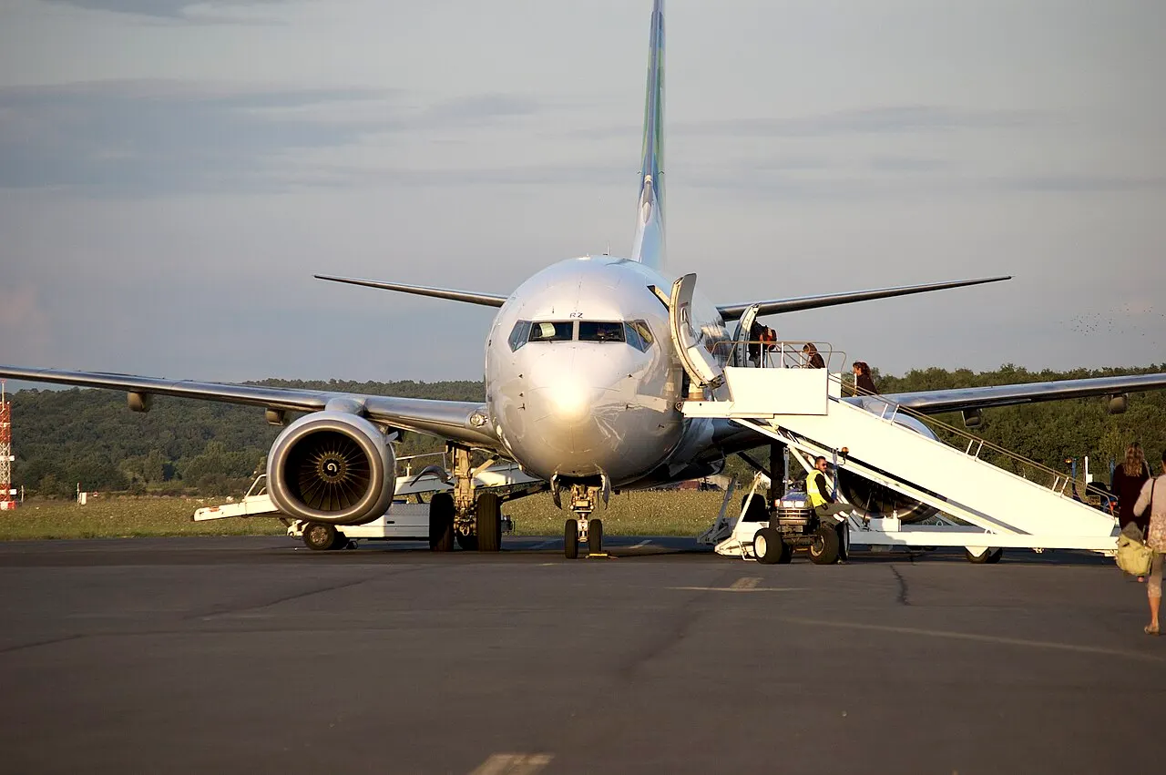 Boarding einer Boeing 737 von Transavia auf dem Vorfeld