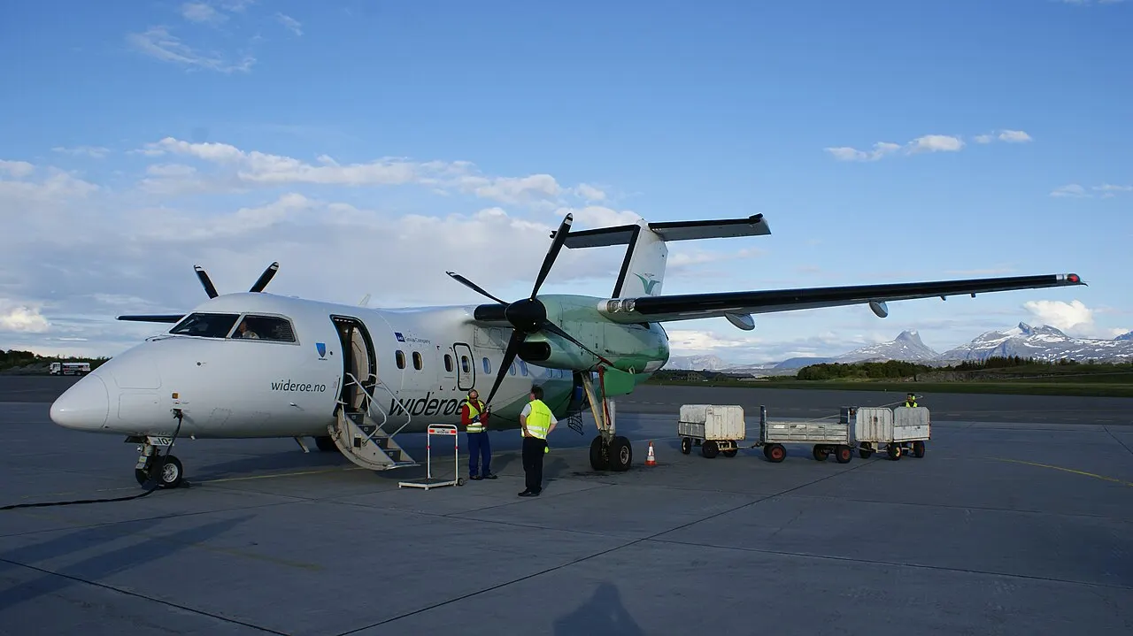 Ein Propellerflugzeug auf dem Vorfeld des Flughafens Bodø