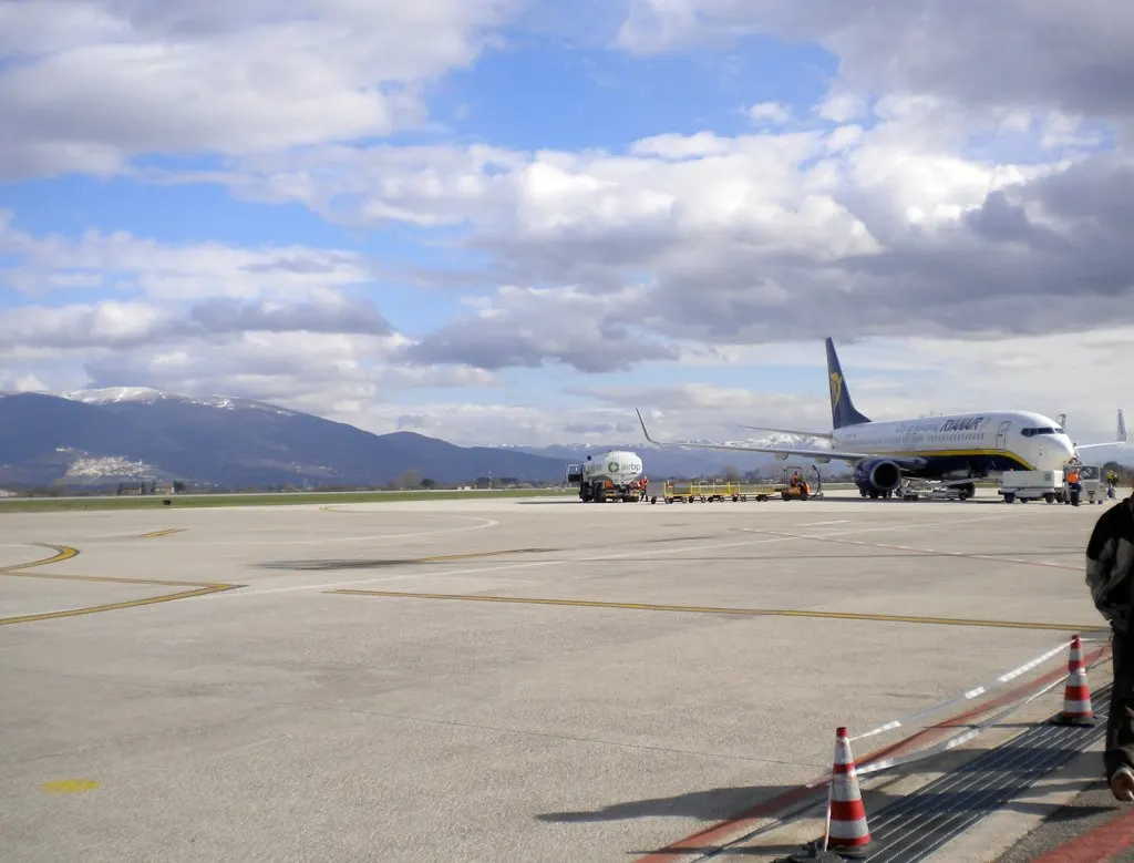 Un Boeing de Ryanair sur l'aire de stationnement, avec les montagnes au fond