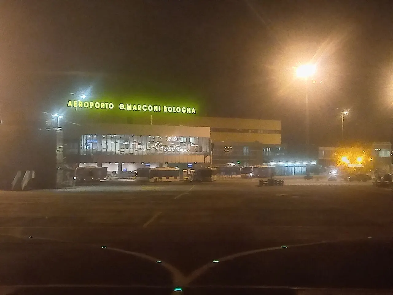 La terminal iluminada de noche