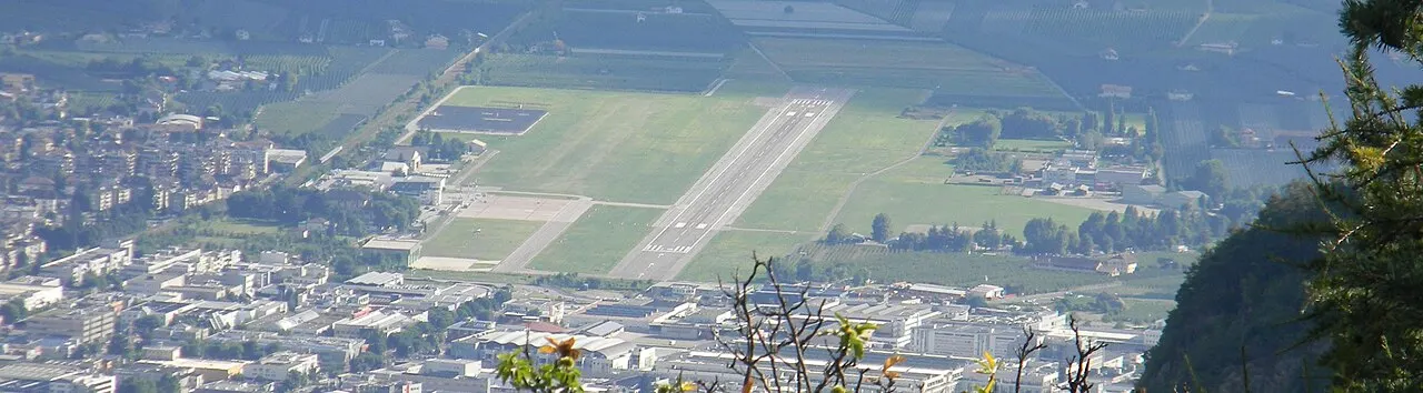 L'aéroport vu depuis les collines qui dominent la ville