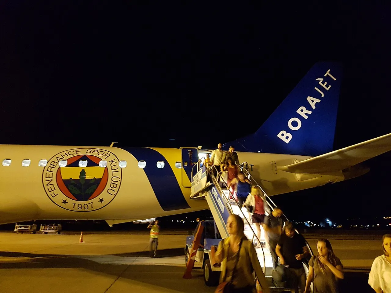 Un aereo sul piazzale