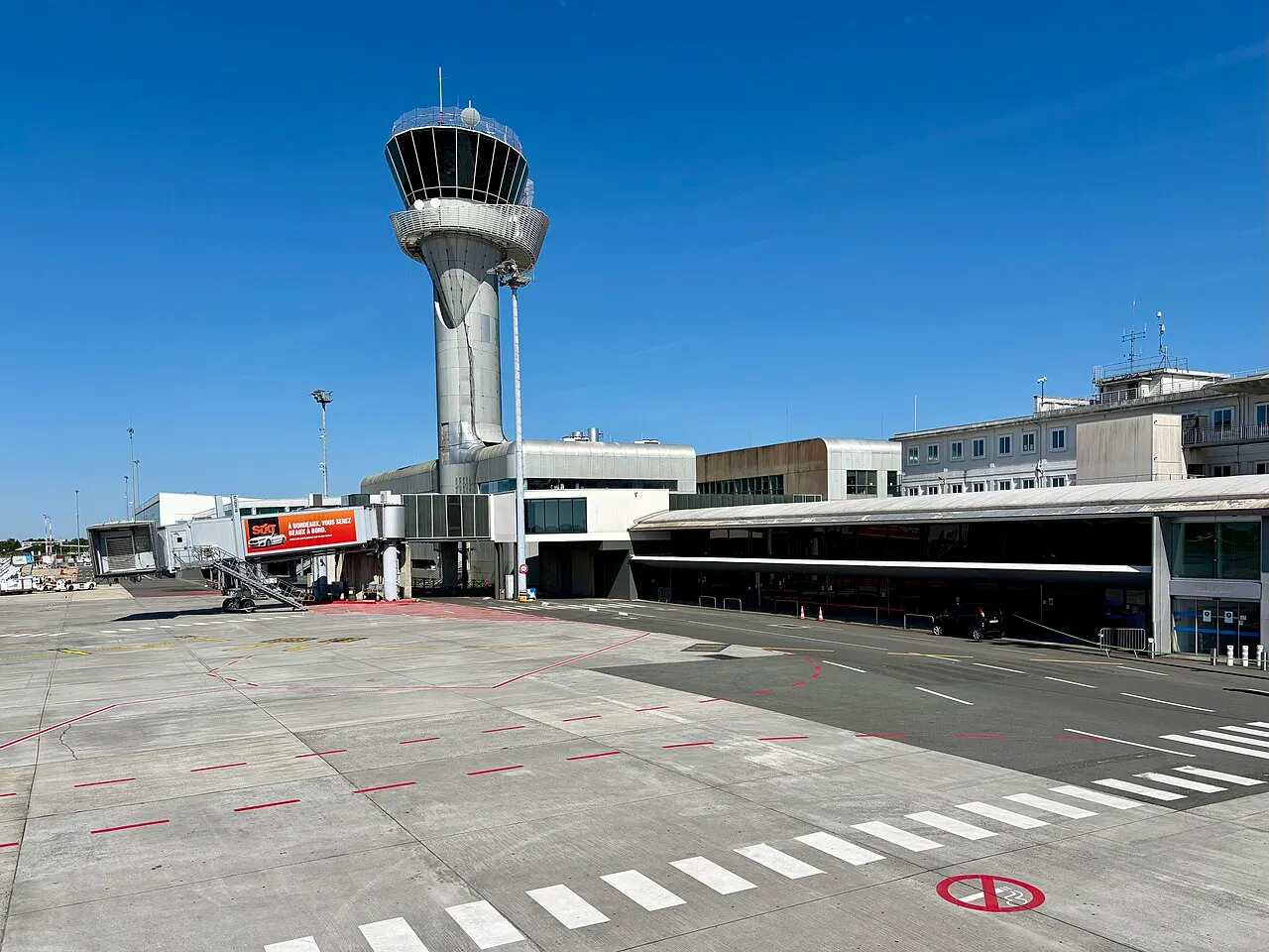Der von Philippe Starck entworfene Kontrollturm neben dem Terminal