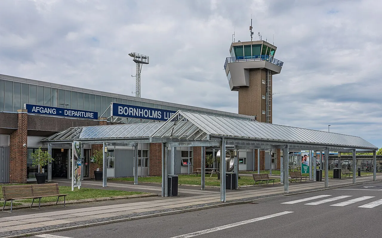 Der Terminaleingang mit dem Abflugschild